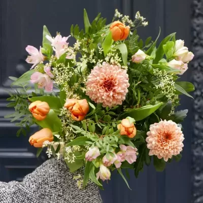 Buquê de flores coloridas com folhas verdes