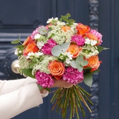 Buquê colorido de flores com fundo de porta azul