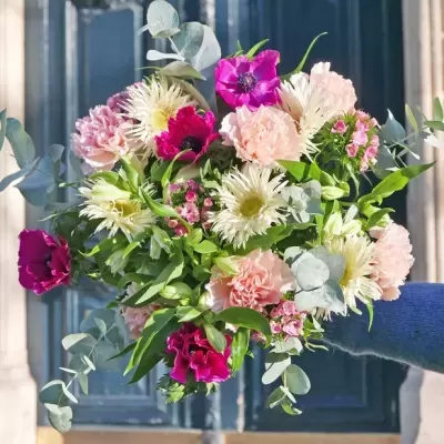 Bouquet de flores coloridas com fundo porta azul