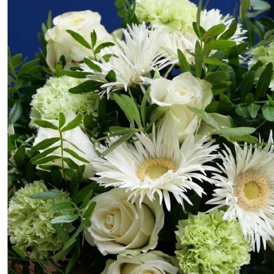 Buquê de flores brancas e verdes com folhas verdes