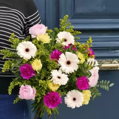 Bouquet colorido de flores com margaridas brancas, rosas e folhagem verde
