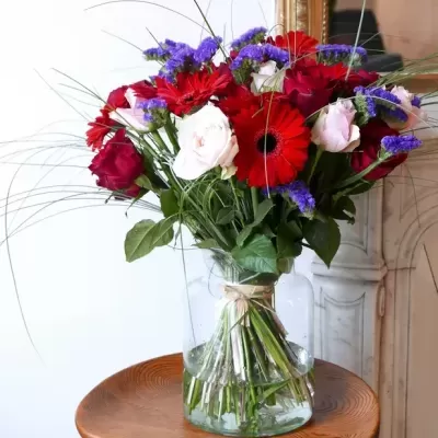 Bouquet colorido em vaso de vidro sobre cadeira de madeira