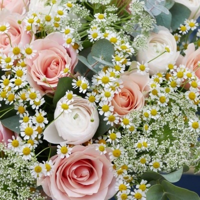 Bouquet de flores com rosas cor de rosa e brancas e pequenas flores brancas e amarelas
