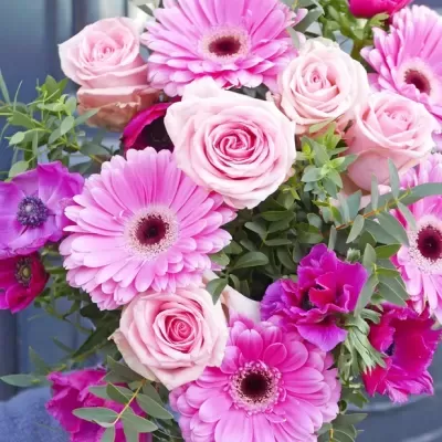 Bouquet de flores cor-de-rosa e fúcsia com folhagem verde