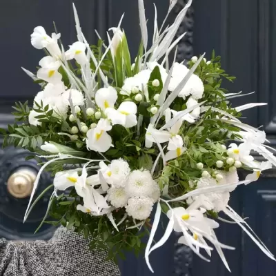 Buquê de flores brancas com folhas verdes contra fundo azul escuro