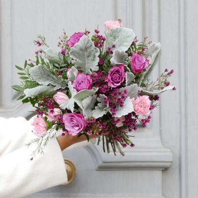 Ramo colorido de flores com rosas e folhas prateadas