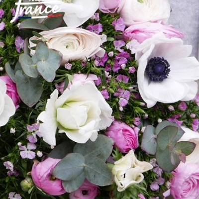 Bouquet de flores brancas, rosa e roxas com folhas verdes