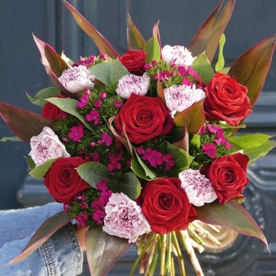 Bouquet de flores com rosas vermelhas e cravos rosa claro