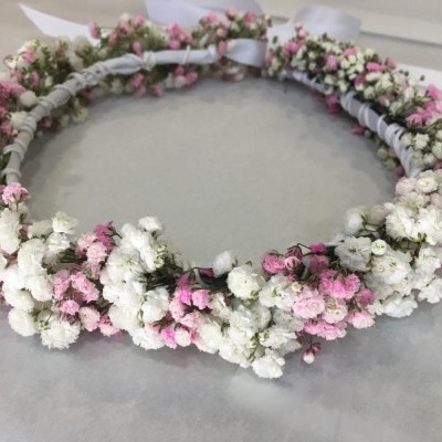 Coroa de flores secas brancas e cor-de-rosa com fita branca