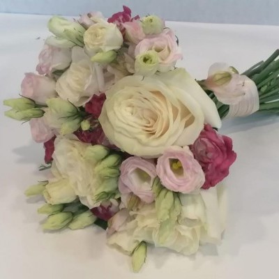 Buquê de flores com rosas brancas e cor-de-rosa com caules atados