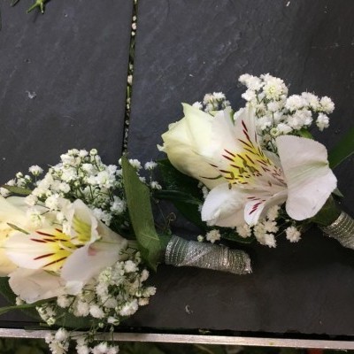 Par de botões de flores com rosas creme e pequenas flores brancas