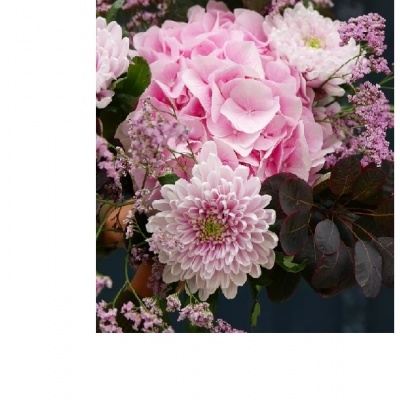 Ramo de flores rosas e lilases com folhas verdes e castanhas