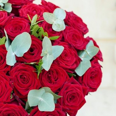 Bouquet de rosas vermelhas com folhas verdes