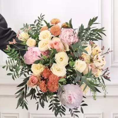 Ramo de flores coloridas com peónias, rosas e cravos