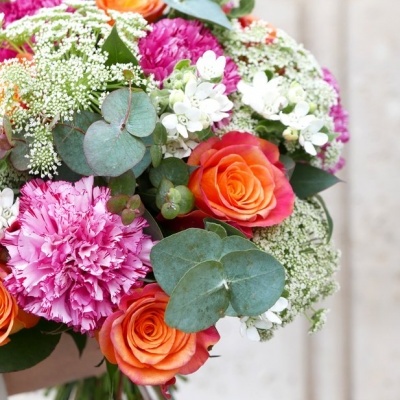 Ramo colorido com rosas, cravos, flores brancas e eucalipto