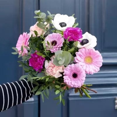 Ramo colorido de flores variadas com fundo de porta azul