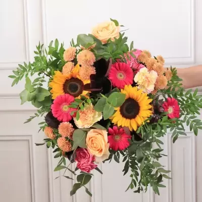 Bouquet de flores coloridas com girassóis e rosas