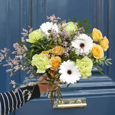 Bouquet de flores coloridas com fundo de porta azul