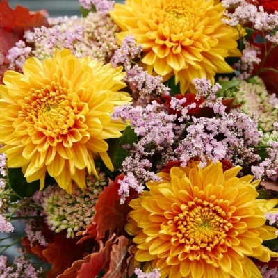 Buquê com flores amarelas, lilases e folhas secas