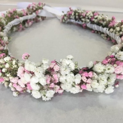 Coroa de flores artificiais brancas e cor-de-rosa com fita branca