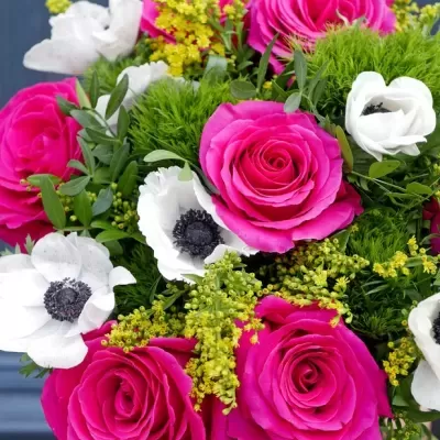 Bouquet colorido de rosas cor-de-rosa, anémonas brancas, flores amarelas e folhagem verde