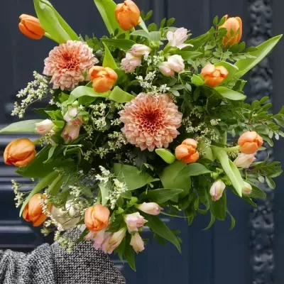 Ramo de flores coloridas com fundo de porta azul escura