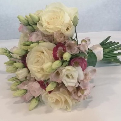 Buquê de flores brancas e rosas amarrado com fita branca