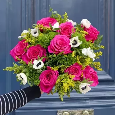 Bouquet colorido com rosas cor-de-rosa, flores brancas e folhagem verde