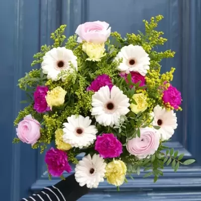 Ramo colorido de flores variadas com fundo de porta azul