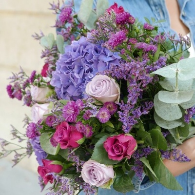 Ramo colorido de flores variadas com hortênsia roxa e rosas em tons lilás e rosa
