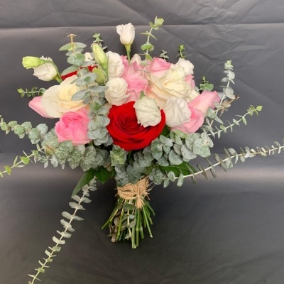 Buquê de flores com rosas vermelhas, brancas e cor-de-rosa e folhagem verde