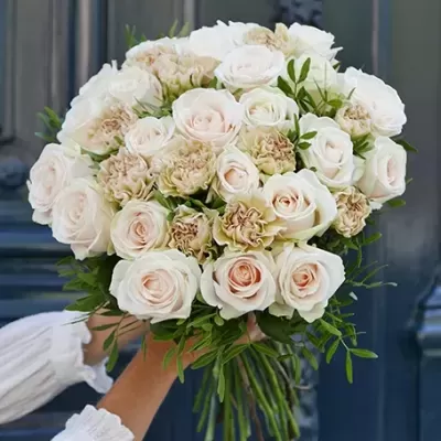Buquê de rosas brancas e flores creme com folhagem verde