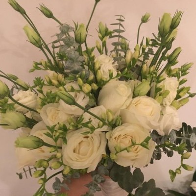 Ramo de rosas brancas e folhagem verde