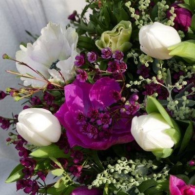 Bouquet de flores brancas, roxas e verdes com fundo branco