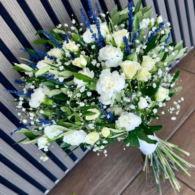Bouquet de flores brancas e lavanda sobre banco de madeira