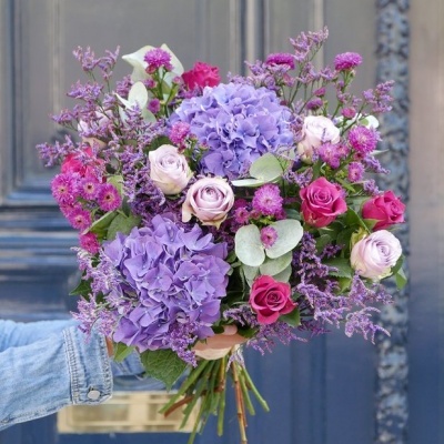Ramo de flores naturais coloridas em tons de roxo e rosa
