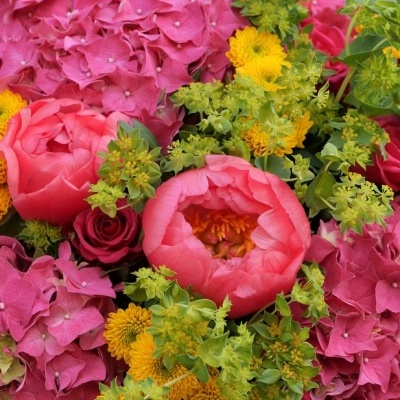 Bouquet floral com peónias rosa, hortênsias rosa, flores amarelas e folhagem verde