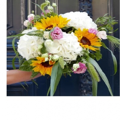 Bouquet de flores com girassóis, hortênsias brancas e flores rosas