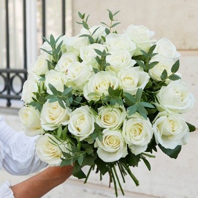 Ramo de rosas brancas com folhagem verde