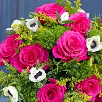 Ramo de flores com rosas cor de rosa, flores brancas e folhagem verde