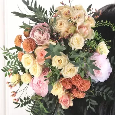 Buquê colorido de flores frescas com folhas verdes