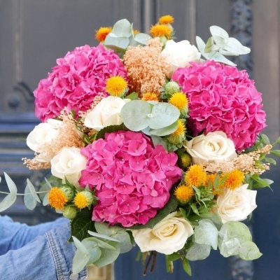 Bouquet colorido de flores variadas com hortênsias rosas, rosas brancas e flores amarelas