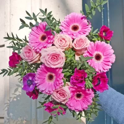 Buquê colorido de flores variadas com rosas, gerberas e anêmonas