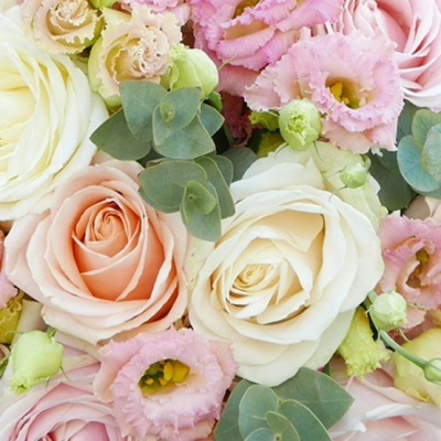 Arranjo de flores com rosas creme e pêssego e lisianthus rosa