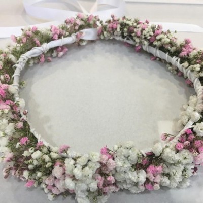 Coroa de flores rosa, brancas e verdes com fita branca