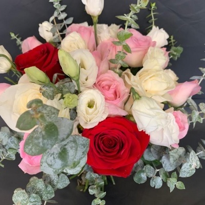 Bouquet de flores multicoloridas com rosas e folhas verdes