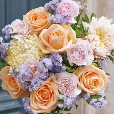 Bouquet colorido com rosas, cravos, e flores lilases junto a flores brancas