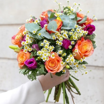 Bouquet colorido com rosas laranja, flores pequenas brancas e flores roxas