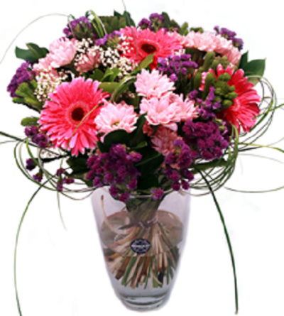 Arranjo de flores coloridas num vaso transparente