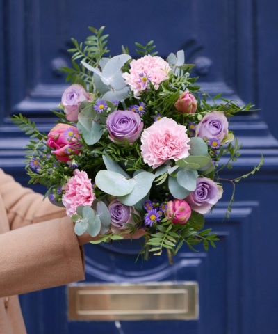 Bouquet colorido com rosas lilás e cravos cor-de-rosa e folhas verdes